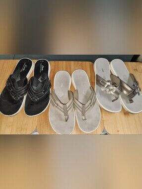 Clarks Women's 3 Pairs Flip Flop Sandals Size 9-Black, Tan, Taupe